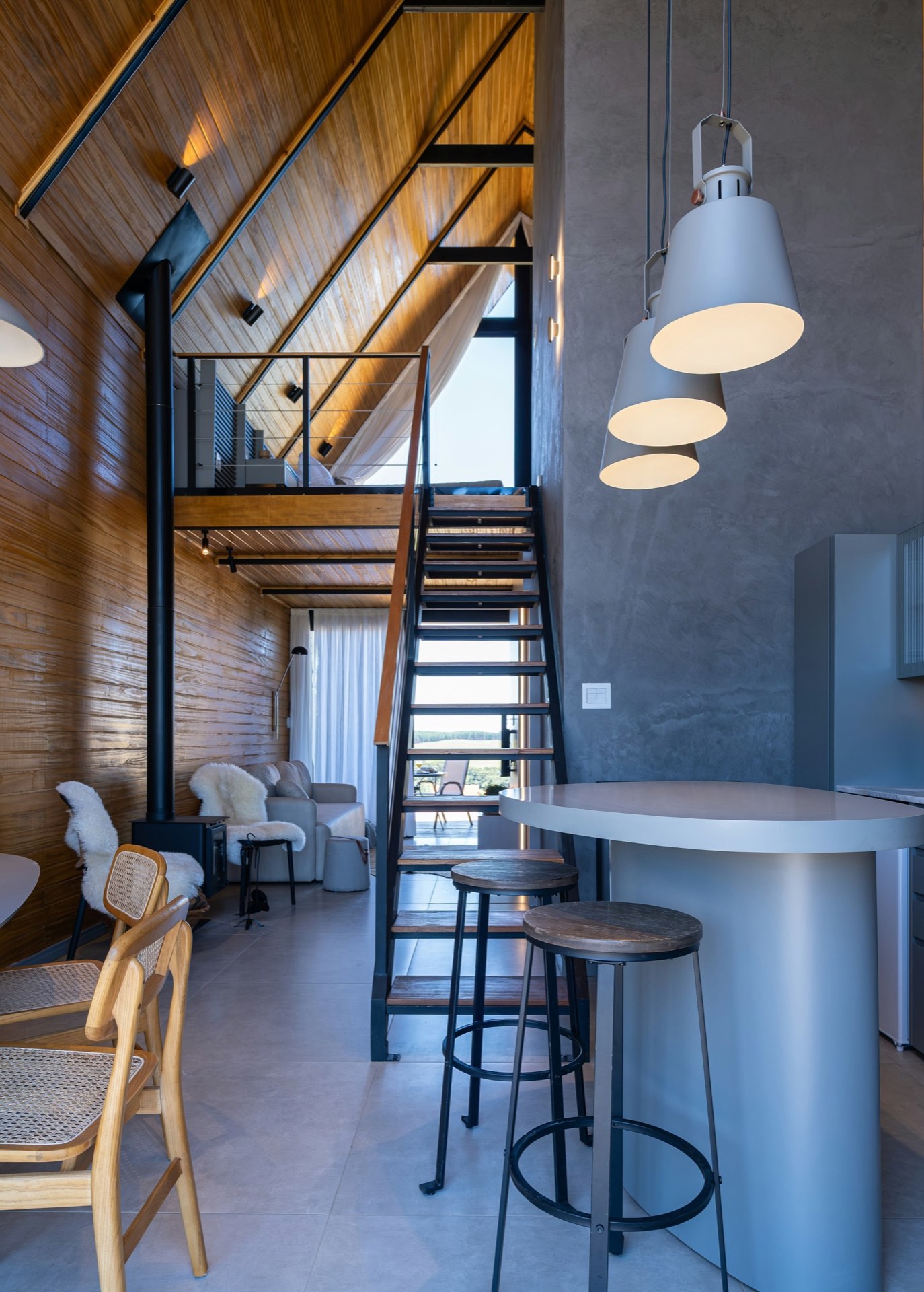 Chantier de rénovation en préparation, plans étalés sur une table