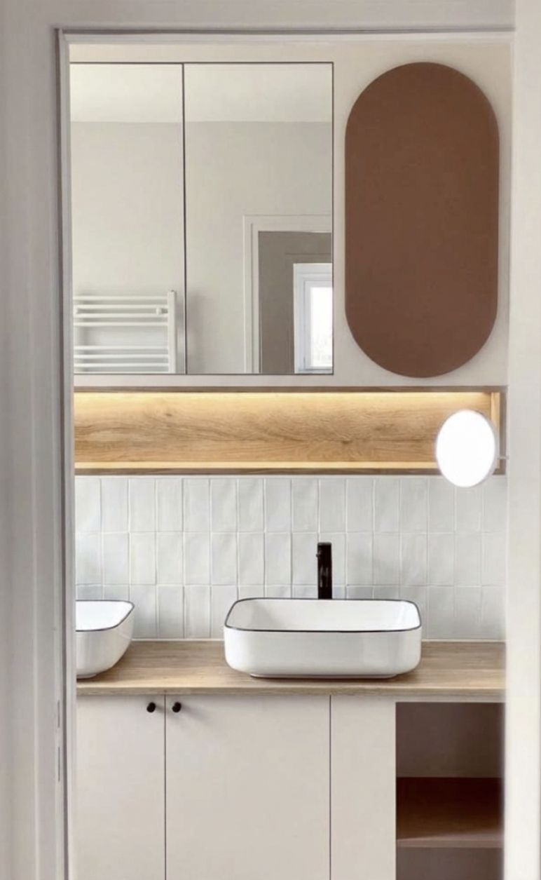Salle d'eau terracotta avec miroir en arche - réalisation Atelier 2C