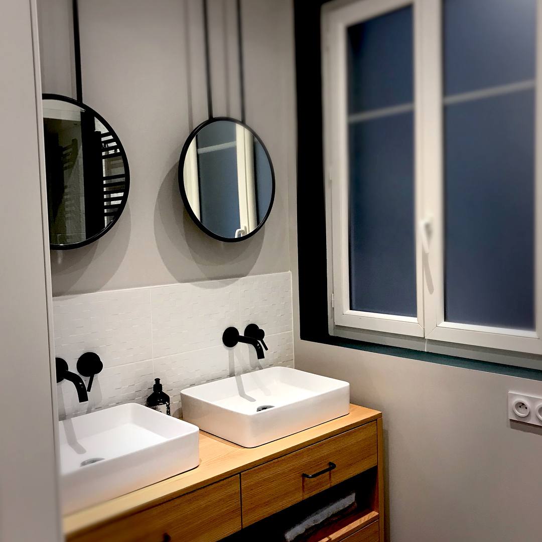 Salle de bains avec double vasque et miroirs ronds