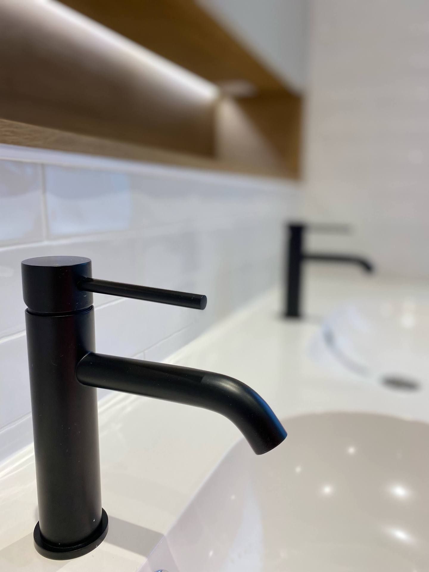 Robinetterie noire sur plan vasque blanc