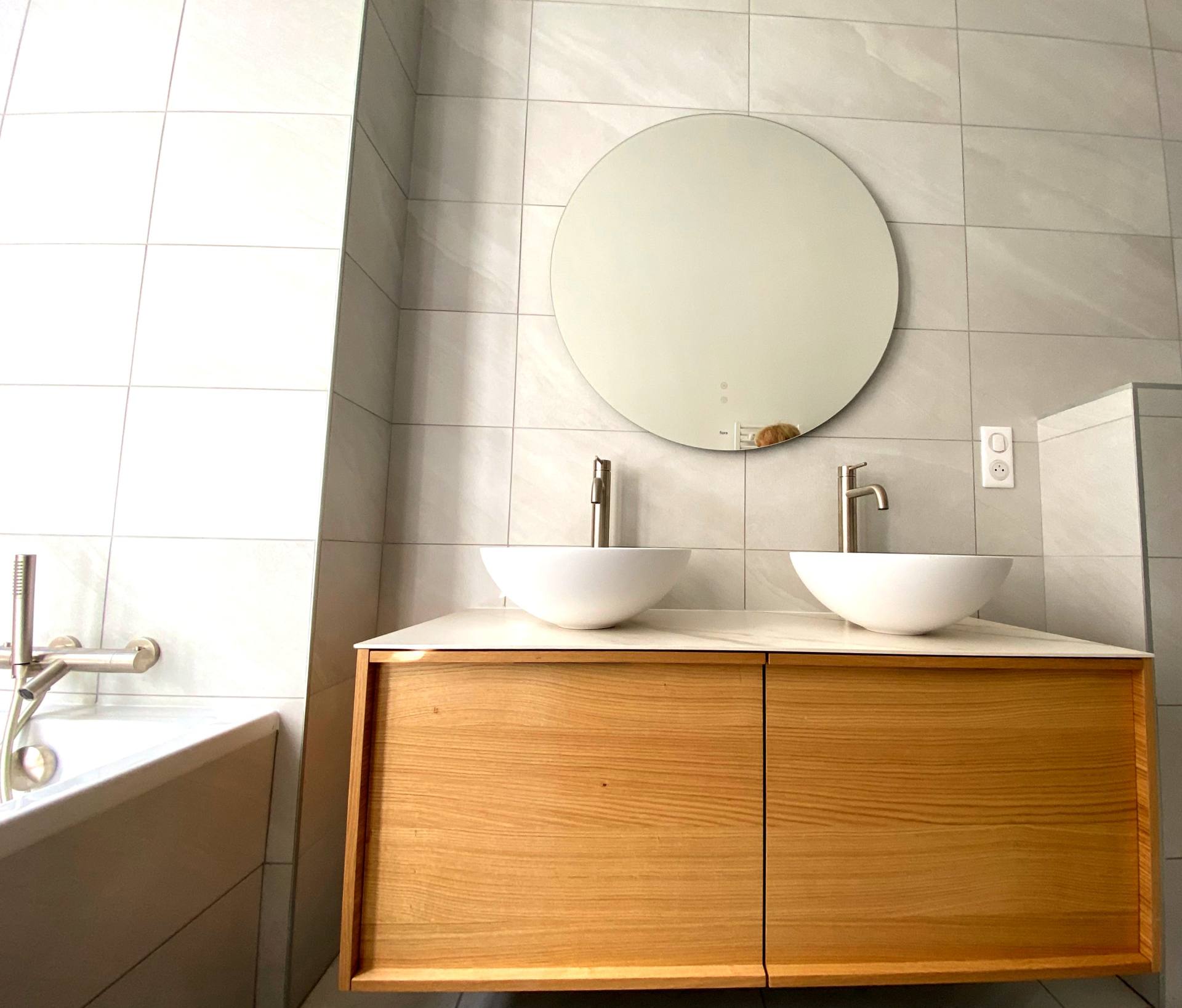 Meuble vasque en chêne et miroir rond