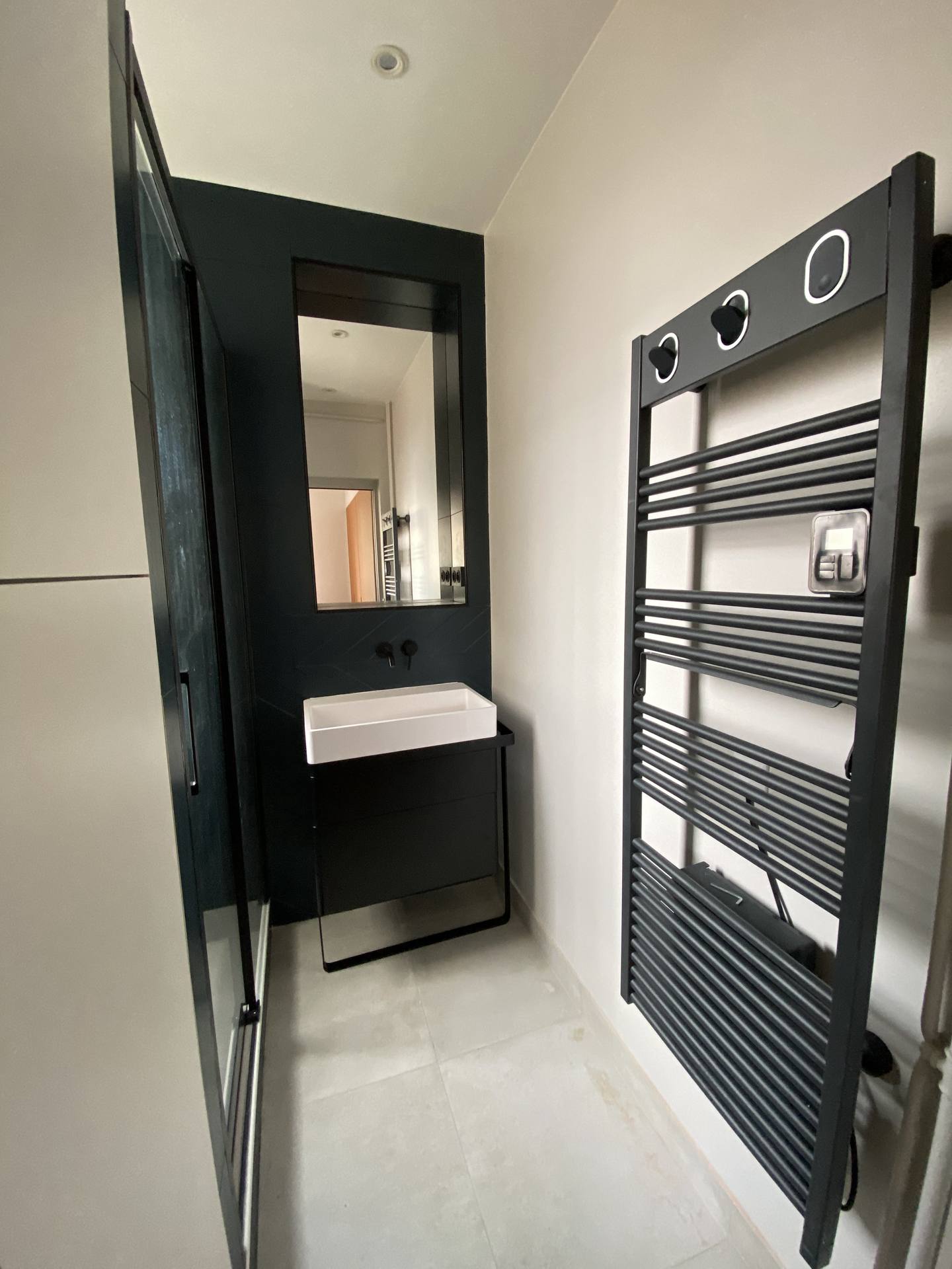 Sèche-serviettes noir et miroir toute hauteur