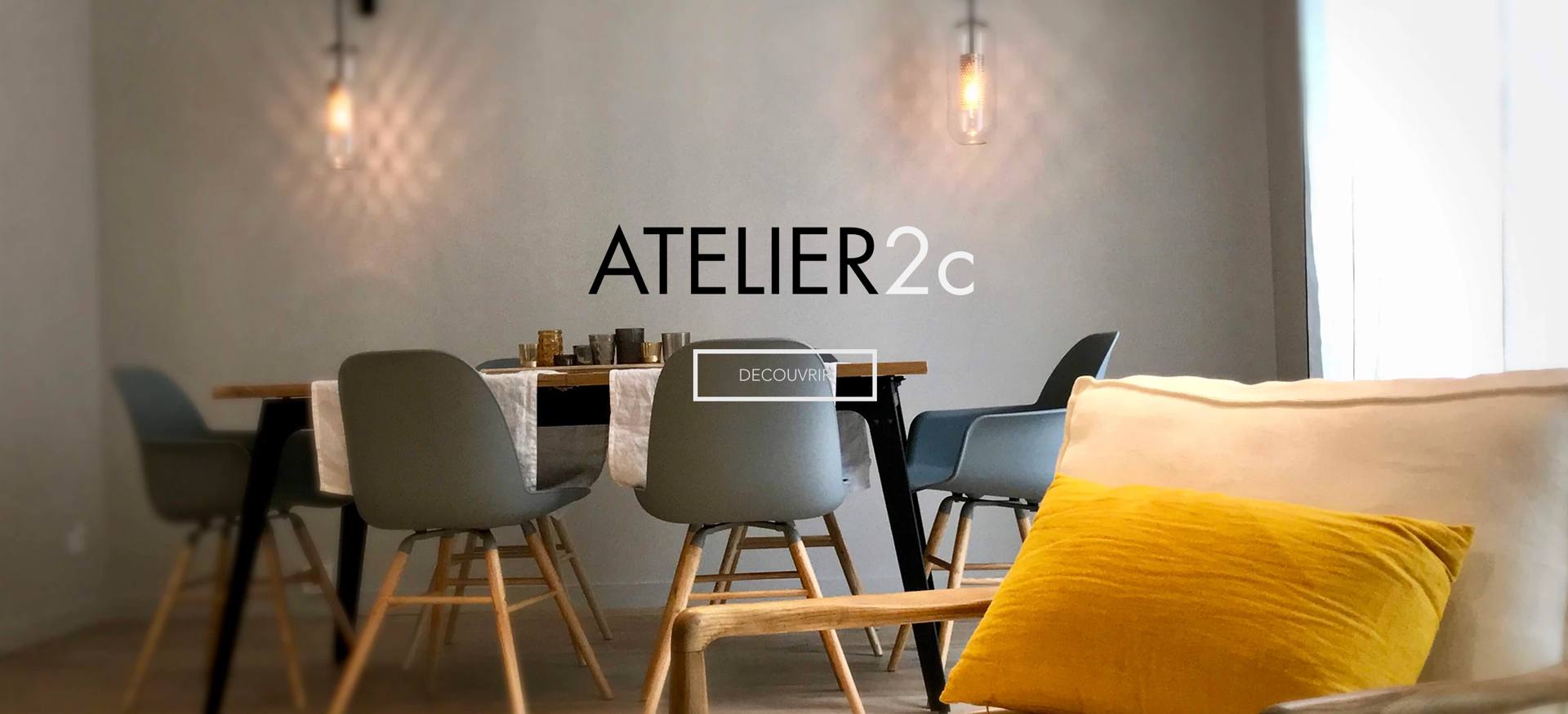 Salle de réunion de l'atelier, chaises grises et touches jaunes