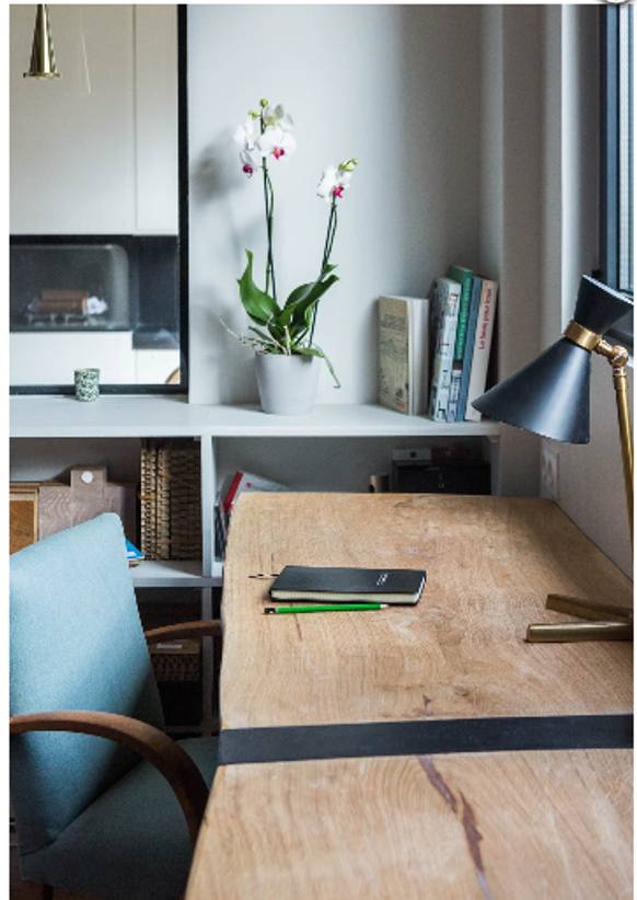 Coin bureau en bois clair sur mur sombre