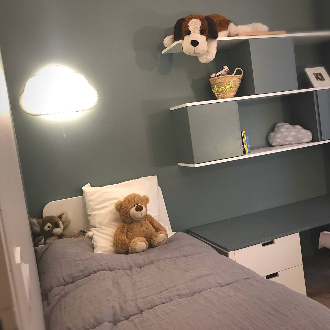 Chambre d'enfant avec étagères et rangements sur mesure