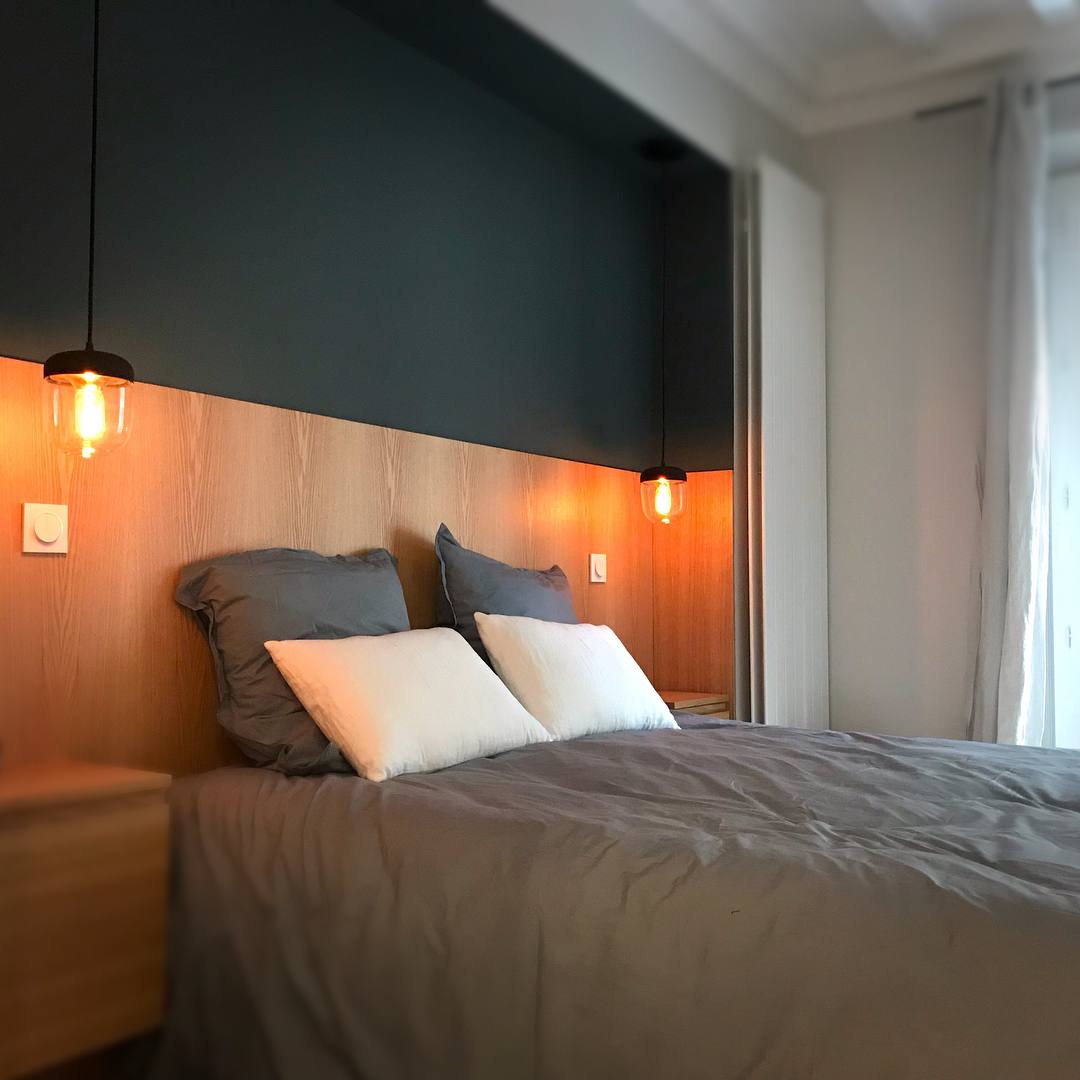 Chambre adulte, tête de lit en bois et suspensions vintage