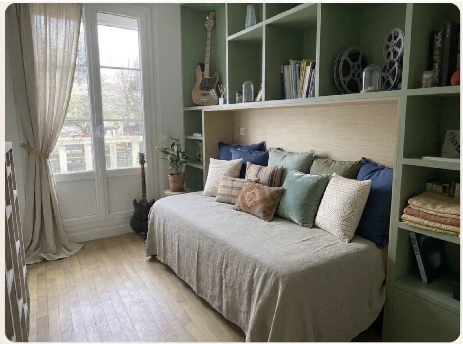 Chambre avec bibliothèque verte sur mesure - réalisation Atelier 2C