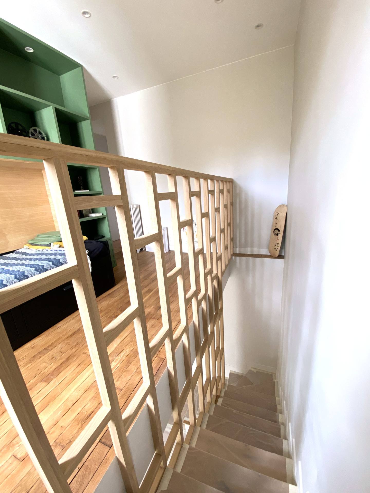 Claustra en bois le long de l'escalier