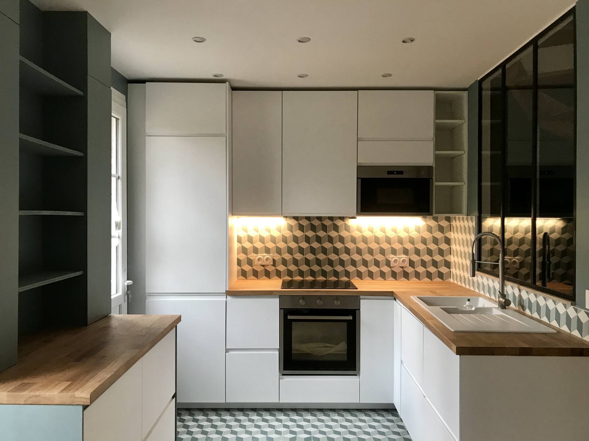 Cuisine blanche avec verrière et crédence graphique - réalisation Atelier 2C