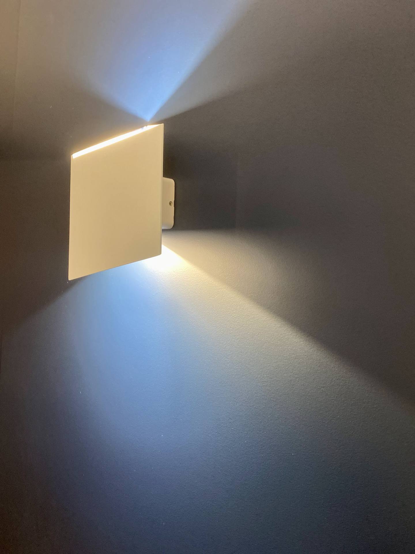 Applique carrée et jeu de lumière rasante