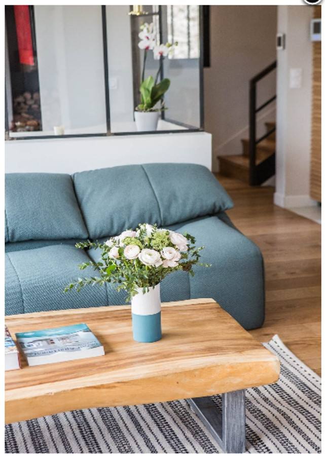 Canapé bleu et table basse en bois massif